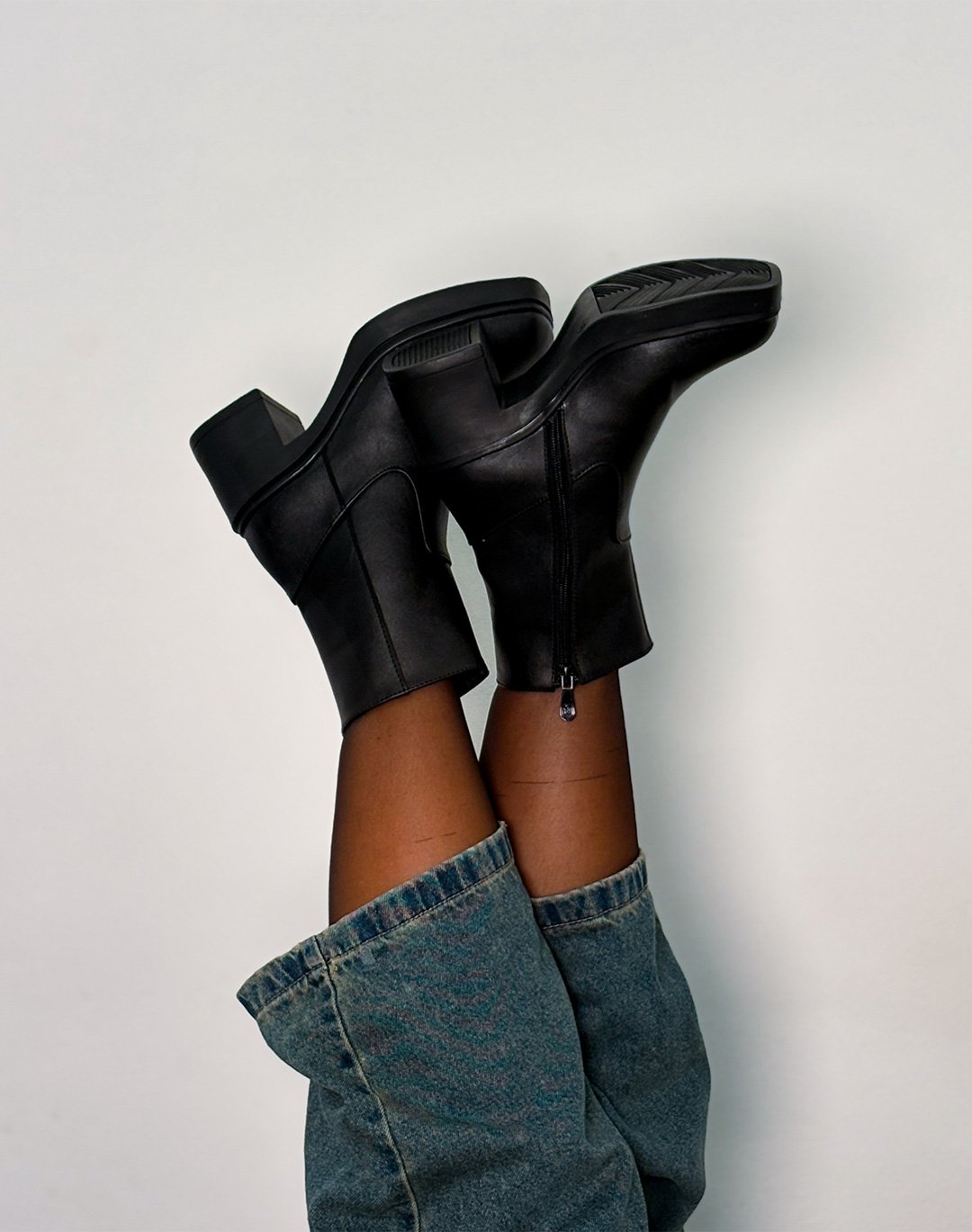 نیم بوت پاشنه مانا