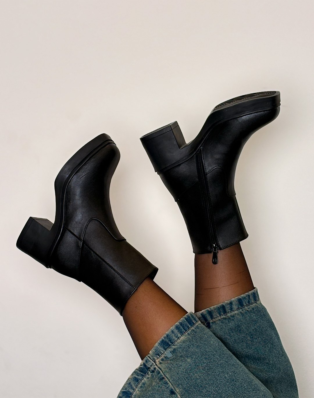 نیم بوت پاشنه مانا